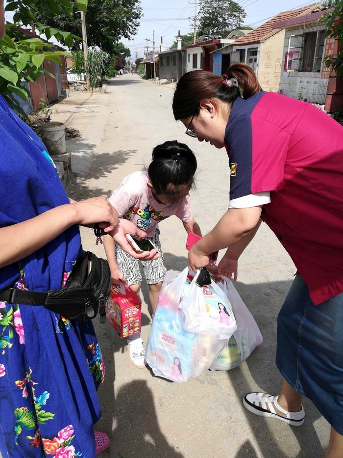 藍牙裝備員工代表為小妤心送上生活學習用品(1) 藍牙裝備員工代表為小妤心送上生活學習用品(1)
